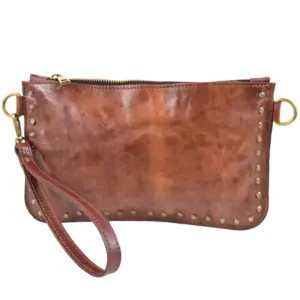 Pochette corteza in cuoio tinto a mano e borchiata