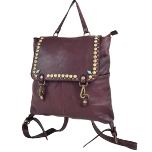Zaino in pelle morbida color vinaccia, borchiato con borchia a forma di rombo negli angoli.