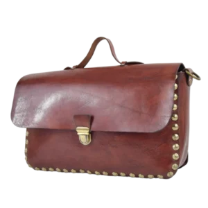 borsa in cuoio marrone classica con borchie sui fianchi color ottone e chiusura a cartella