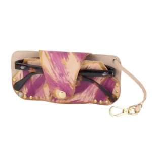 Porta occhiali in pelle tinto a mano con pennellate di rosa e oro e impreziosita con strass turchesi