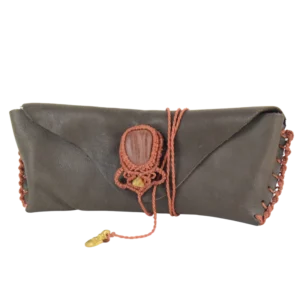 Portaocchiali in pelle morbida con inserto fatto a mano in macramè color rame